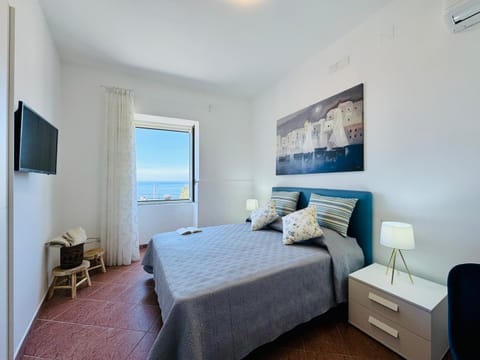Bed, Natural landscape, TV and multimedia, Photo of the whole room, Bedroom, Sea view
