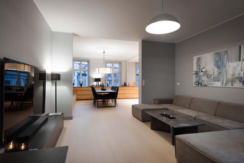 TV and multimedia, Living room, Seating area, Evening entertainment