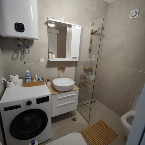 Shower, Toilet, Bathroom, towels, washing machine