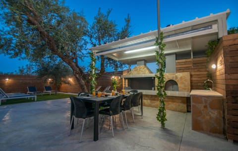 Patio, Night, BBQ facilities
