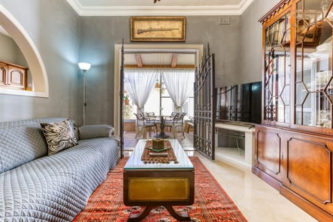Communal lounge/ TV room, TV and multimedia, Living room, Seating area, Evening entertainment, air conditioner