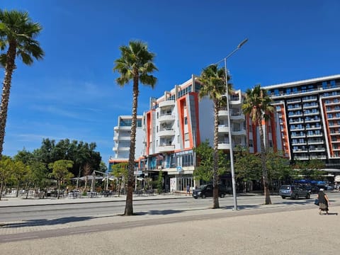 Property building, Day, Neighbourhood, City view, Garden view, Street view, Parking