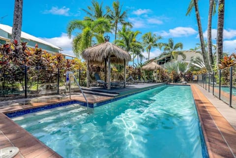 Garden view, Pool view, Swimming pool, sunbed