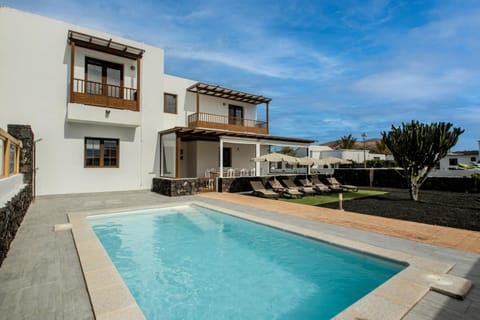 Property building, Day, Pool view, Swimming pool, sunbed