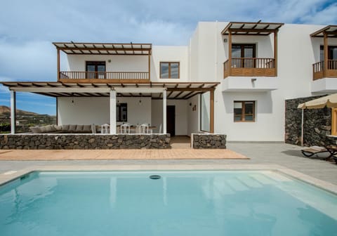 Property building, Facade/entrance, Balcony/Terrace, Dining area, Pool view, Swimming pool, sunbed