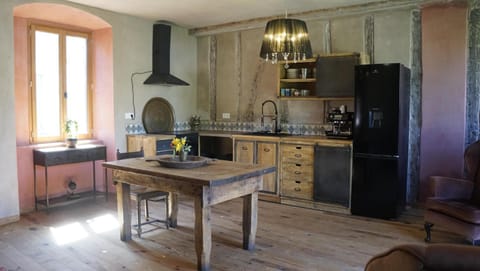 Coffee/tea facilities, Kitchen or kitchenette, Decorative detail, Seating area, pet friendly, storage, stove
