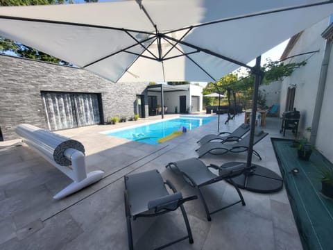 Pool view, Swimming pool, sunbed