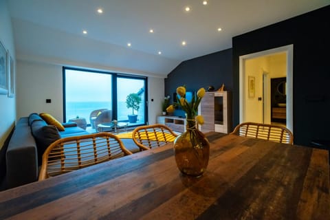 Day, Living room, Seating area, Dining area, Time of day