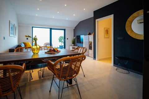 TV and multimedia, Living room, Seating area, Dining area