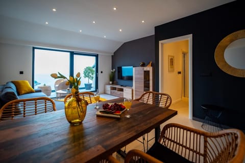 Kitchen or kitchenette, Living room, Seating area, Dining area