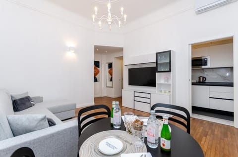 Communal lounge/ TV room, TV and multimedia, Living room, Dining area