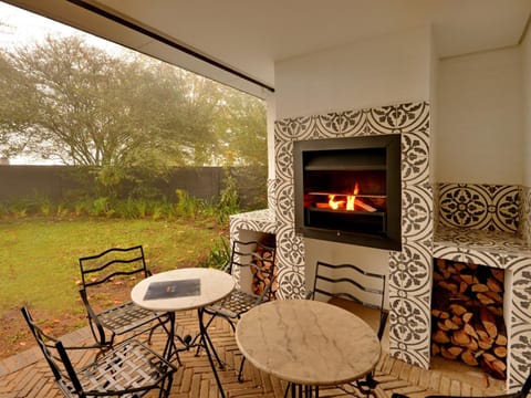 Seating area, fireplace