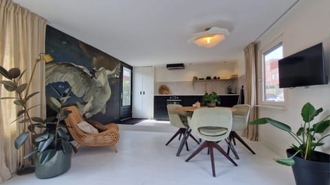 TV and multimedia, Coffee/tea facilities, Kitchen or kitchenette, Living room, Seating area, Dining area