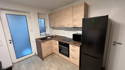 Kitchen or kitchenette, minibar, stove