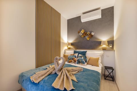 Bedroom, towels, air conditioner