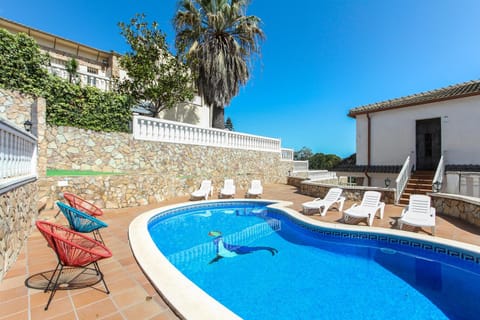 Property building, Natural landscape, Pool view, sunbed