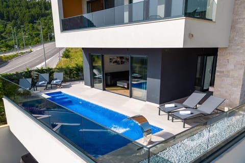 Property building, Balcony/Terrace, Swimming pool, sunbed