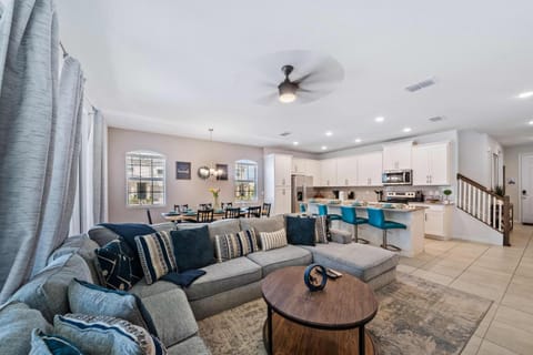 Kitchen or kitchenette, Living room, Dining area, minibar