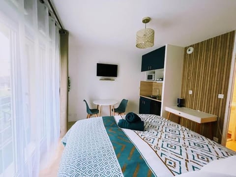 Communal lounge/ TV room, Bed, TV and multimedia, Living room, Bedroom