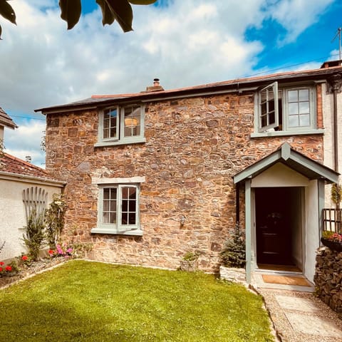 Property building, Day, Garden, Garden view