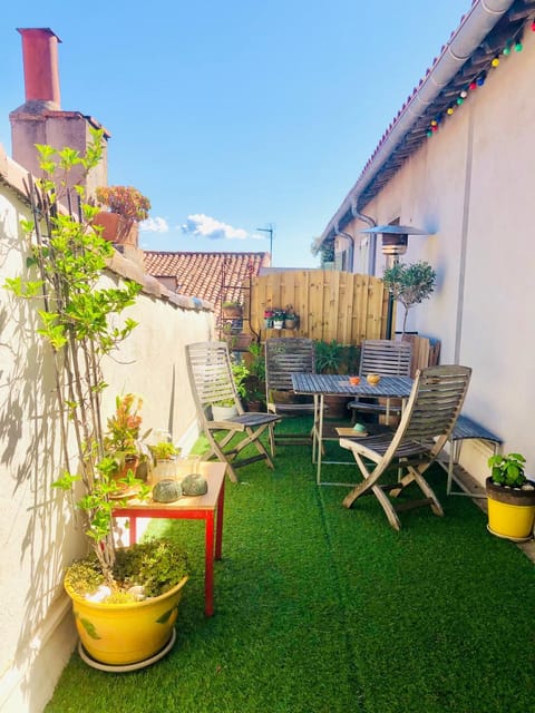 Patio, Spring, Dining area