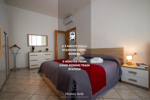 Photo of the whole room, Bedroom, towels