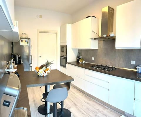 Coffee/tea facilities, Kitchen or kitchenette, stove