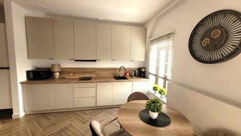 Coffee/tea facilities, Kitchen or kitchenette, minibar, stove