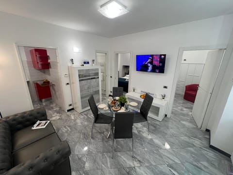 Communal lounge/ TV room, TV and multimedia, Living room, Seating area, Dining area, Evening entertainment