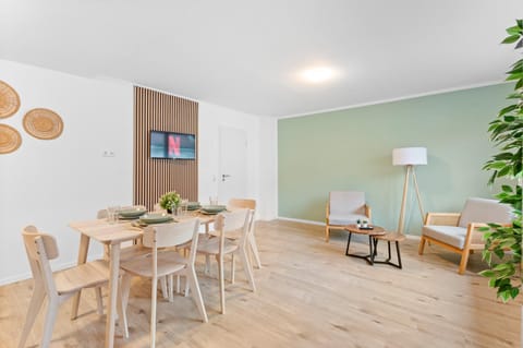 TV and multimedia, Living room, Seating area, Dining area