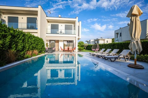 Patio, Garden, Swimming pool, sunbed