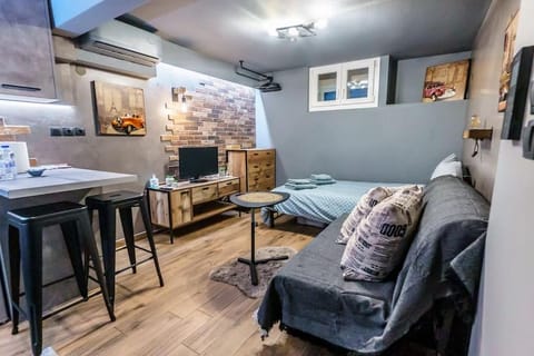 Communal lounge/ TV room, Bed, TV and multimedia, Living room, Seating area, Dining area, Bedroom