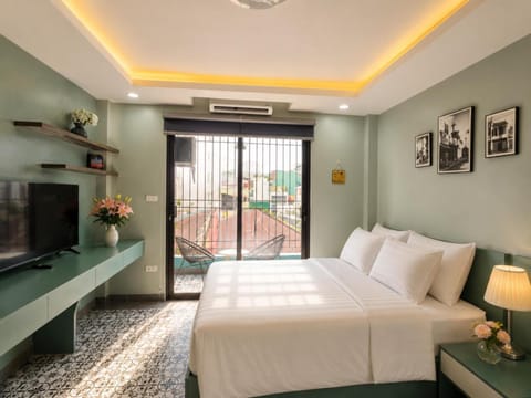 Communal lounge/ TV room, Bed, TV and multimedia, Living room, Photo of the whole room, Seating area, Evening entertainment, Bedroom, air conditioner
