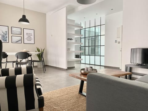 TV and multimedia, Living room, Seating area, Dining area