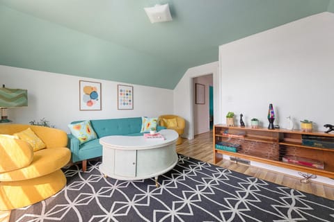 70's Vibe Beach Downtown AC Nightlife Apartment in Traverse City