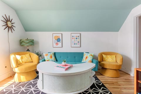 70's Vibe Beach Downtown AC Nightlife Apartment in Traverse City