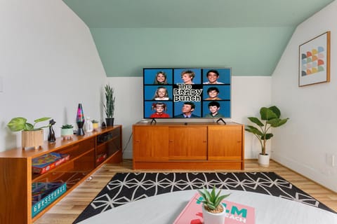 70's Vibe Beach Downtown AC Nightlife Apartment in Traverse City