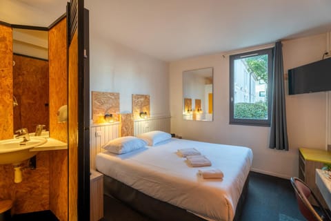 Bed, Bathroom, TV and multimedia, Photo of the whole room, towels