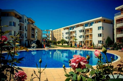 Property building, Day, Pool view, Swimming pool, sunbed
