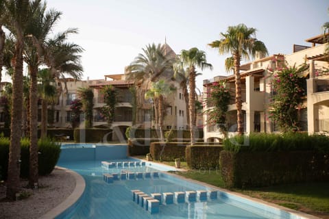 Property building, Day, Garden, Swimming pool