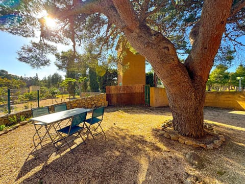 Natural landscape, Garden, Dining area