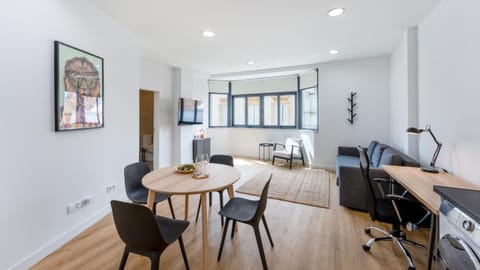 TV and multimedia, Kitchen or kitchenette, Living room, Seating area, Dining area