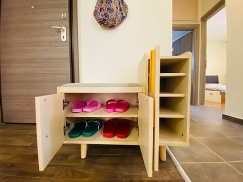 地铁站旁，免费停车，安静舒适街区，精品两卧室大露台公寓，治安好 Apartment in Chalandri