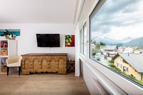 Natural landscape, TV and multimedia, Living room, Evening entertainment, Mountain view