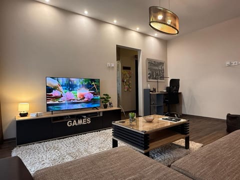 TV and multimedia, Living room, Seating area, Evening entertainment