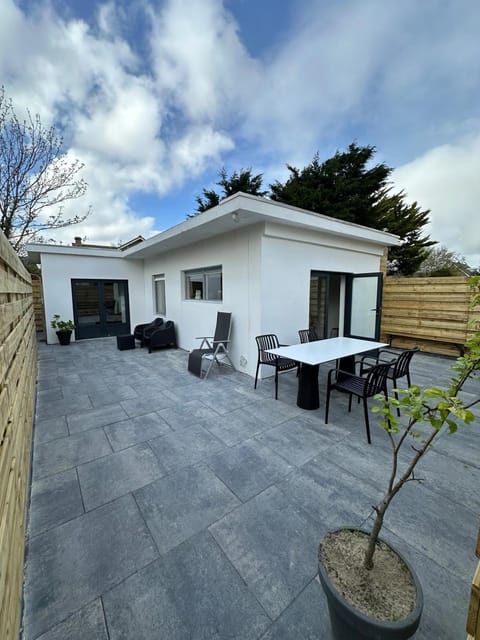 Property building, Day, Balcony/Terrace