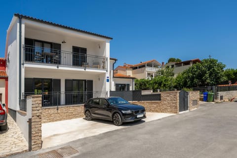 Property building, Facade/entrance, Parking