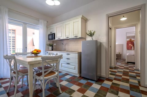 Kitchen or kitchenette, Dining area, dishwasher, minibar, pet friendly, stove
