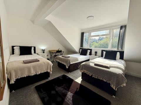 2 Bedroom Scenic Apartment, with Balcony View & Parking Apartment in Bradford