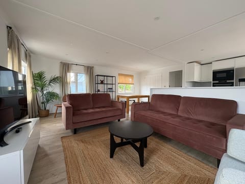 Serenity Lodge, Riverside with Free Parking House in Christchurch